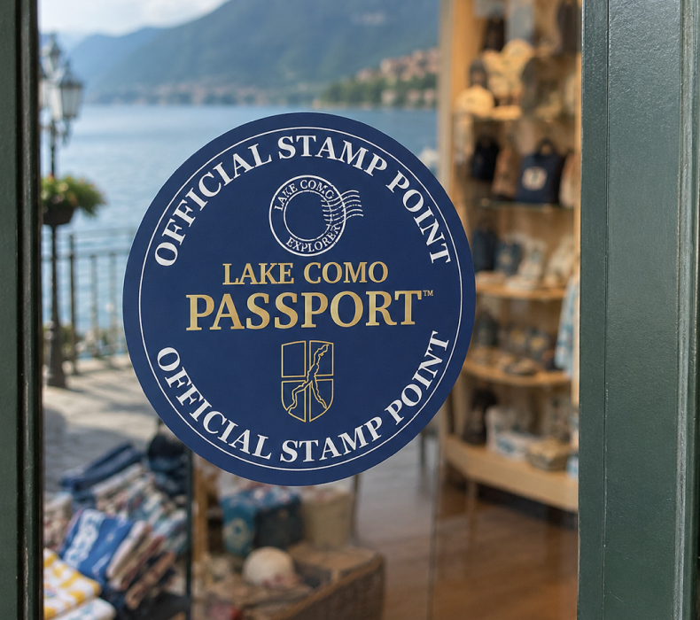 Vetrina di un punto vendita Lake Como Passport